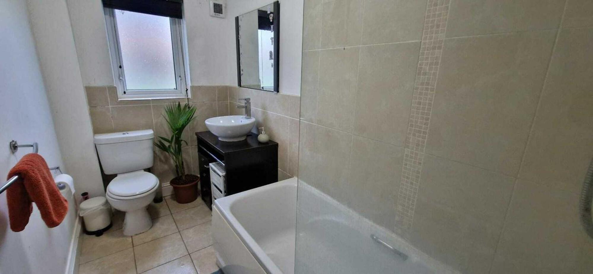 Peaceful & Pet Friendly 200mtrs To Dundrum Centre Apartment *